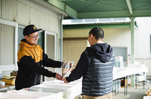 カネサン朝市